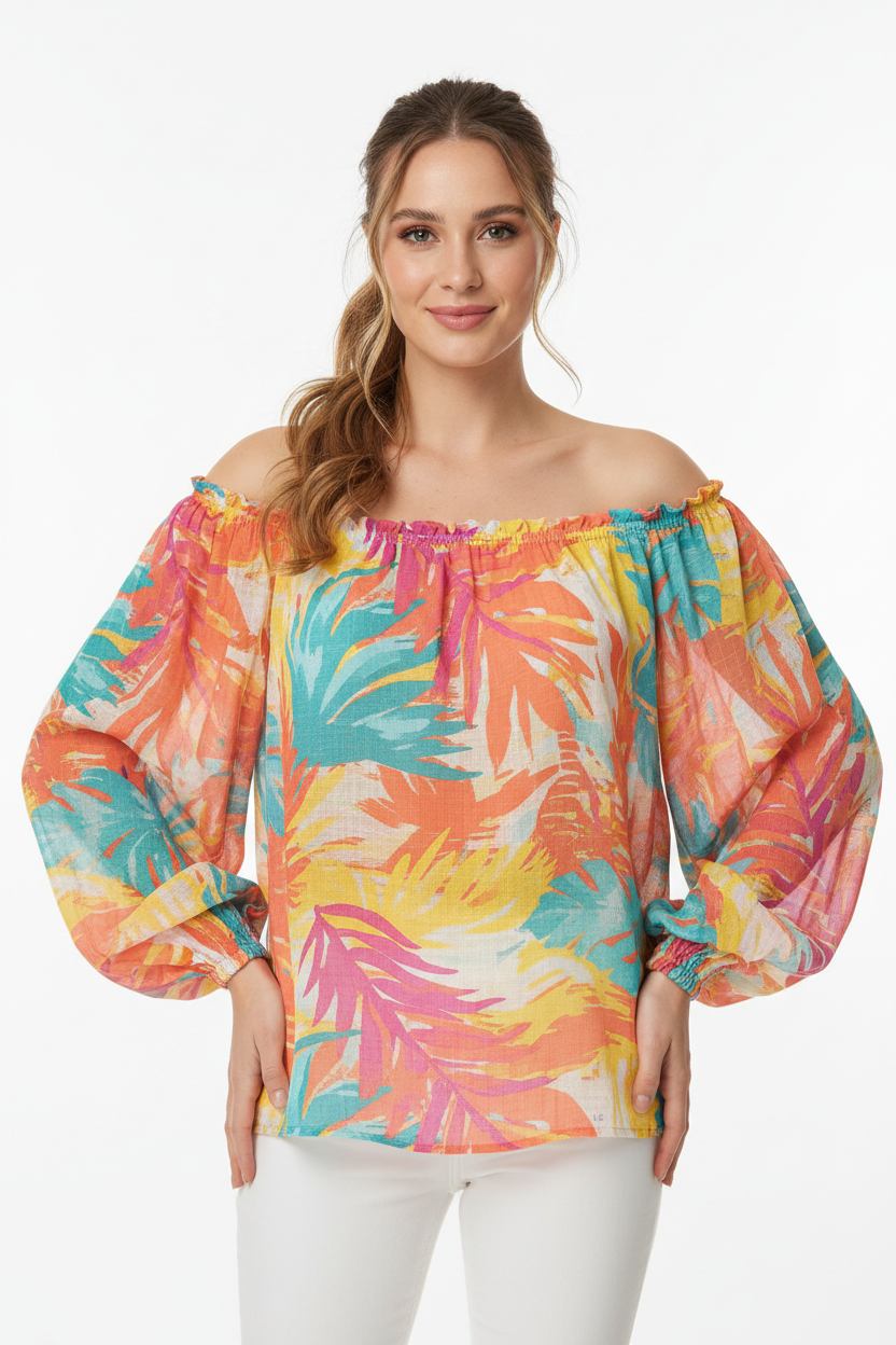 Off-shoulder blouse met kleurrijk tropisch bladprint in oranje, roze, turquoise en geel, met pofmouwen en elastische hals, gecombineerd met een witte broek, witte achtergrond.