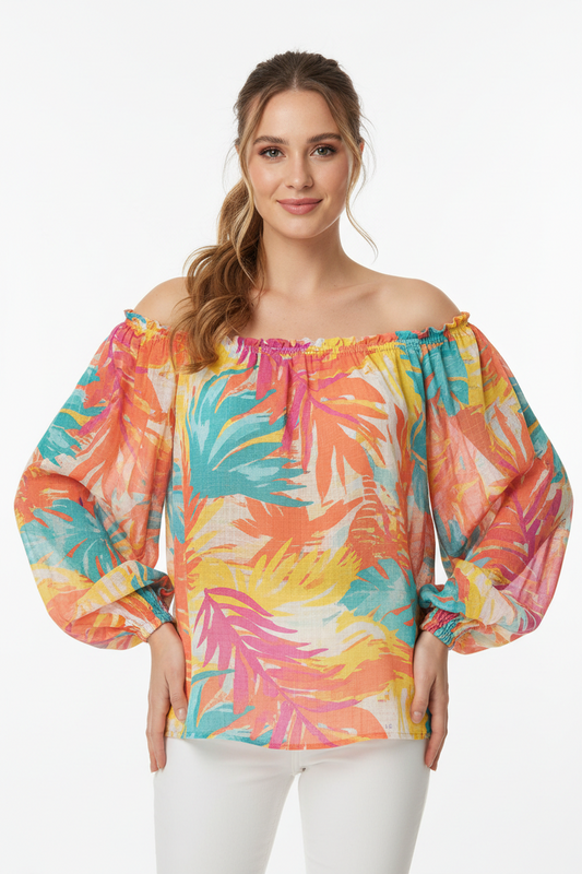 Off-shoulder blouse met kleurrijk tropisch bladprint in oranje, roze, turquoise en geel, met pofmouwen en elastische hals, gecombineerd met een witte broek, witte achtergrond.